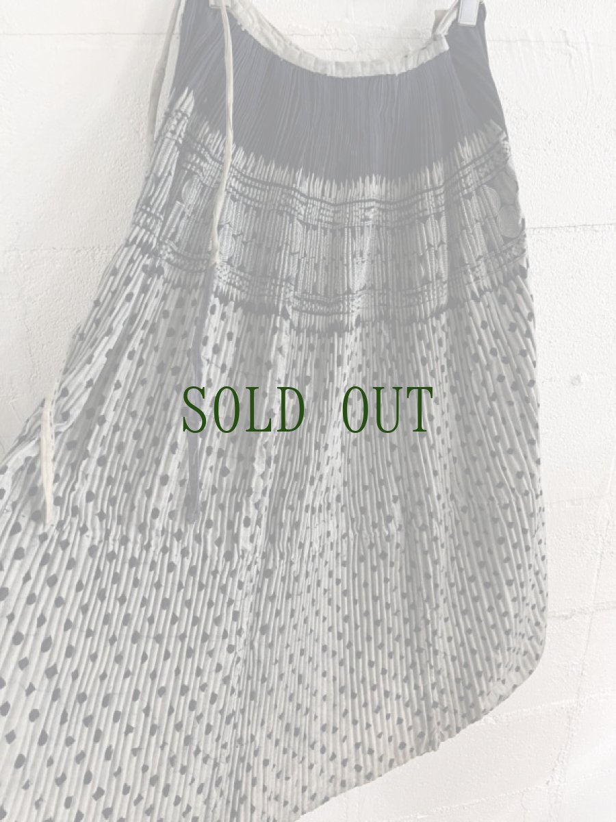 画像10: 貴州省　 布依族（プイ族）　ろうけつ・本藍染　巻きスカート(リバーシブル)　ヴィンテージ　（丈約88cm） (10)