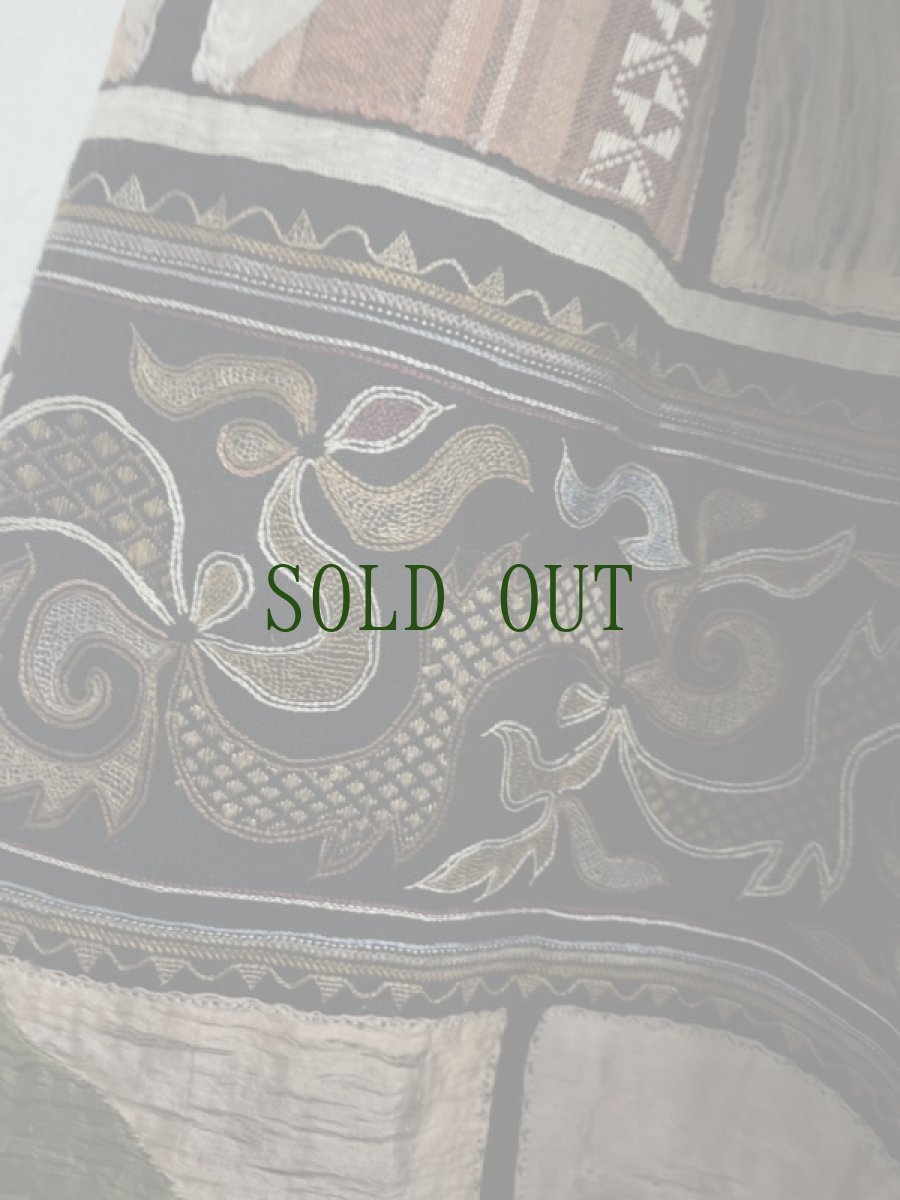 画像9: 雲南省麻栗坡県新寨郷　彝族（イ族）スカート　本藍染・綿麻製・絹糸刺繍（Malipo YI traditional skirt） (9)