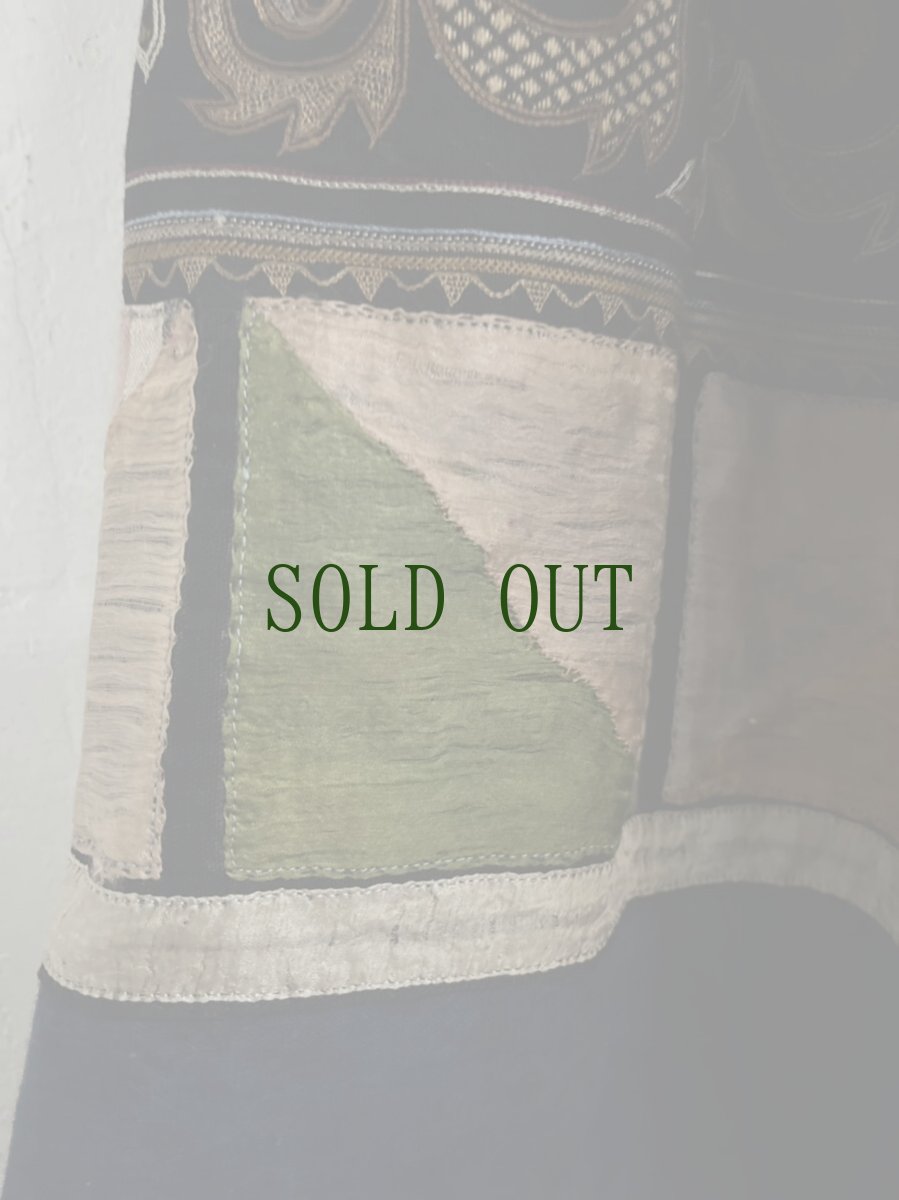 画像10: 雲南省麻栗坡県新寨郷　彝族（イ族）スカート　本藍染・綿麻製・絹糸刺繍（Malipo YI traditional skirt） (10)