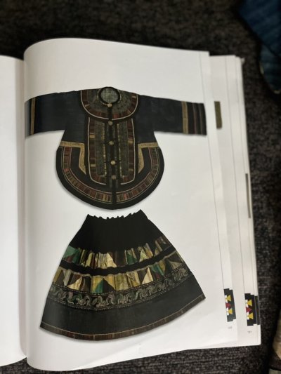 画像1: 雲南省麻栗坡県新寨郷　彝族（イ族）スカート　本藍染・綿麻製・絹糸刺繍（Malipo YI traditional skirt）