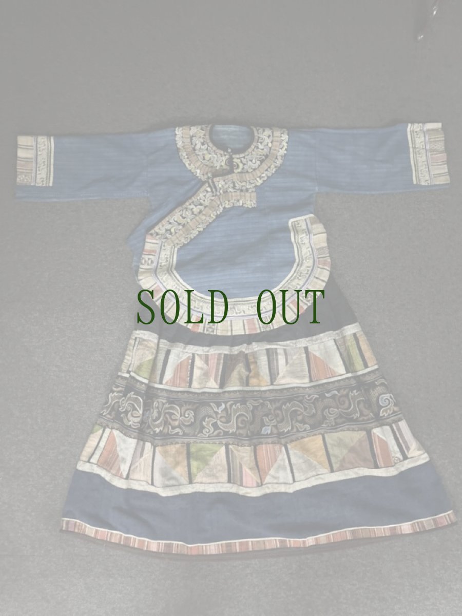 画像16: 雲南省麻栗坡県新寨郷　彝族（イ族）スカート　本藍染・綿麻製・絹糸刺繍（Malipo YI traditional skirt） (16)