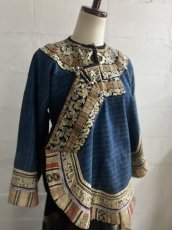 画像2: 雲南省麻栗坡県新寨郷　彝族（イ族）ジャケット　本藍染・綿麻製・絹糸刺繍（Malipo YI traditional jacket） (2)