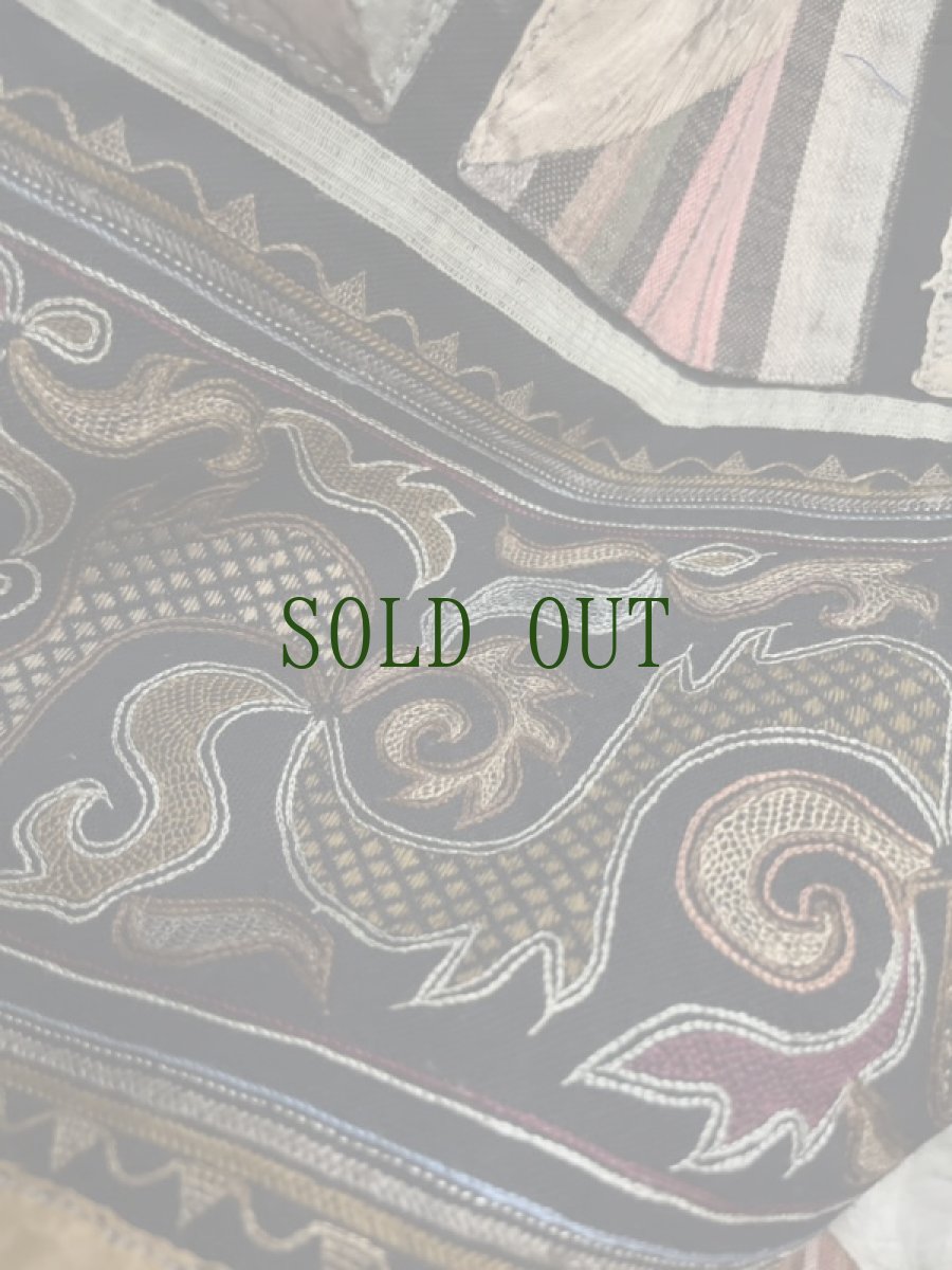 画像14: 雲南省麻栗坡県新寨郷　彝族（イ族）スカート　本藍染・綿麻製・絹糸刺繍（Malipo YI traditional skirt） (14)