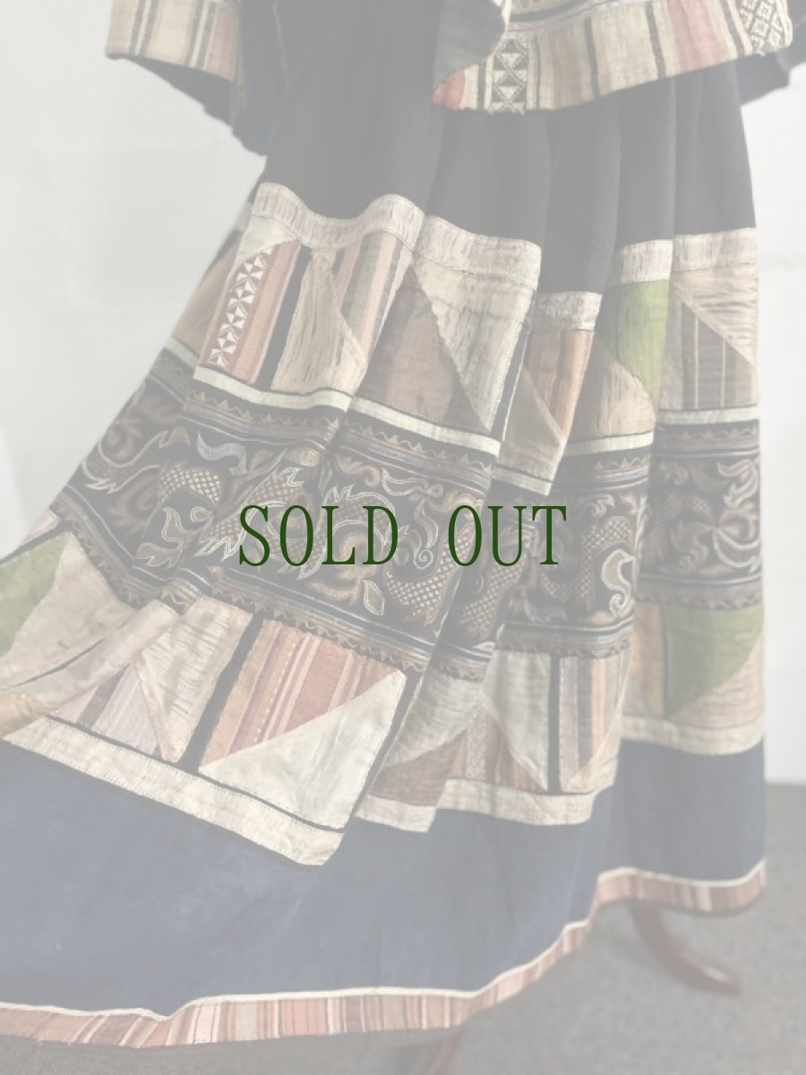 画像2: 雲南省麻栗坡県新寨郷　彝族（イ族）スカート　本藍染・綿麻製・絹糸刺繍（Malipo YI traditional skirt） (2)