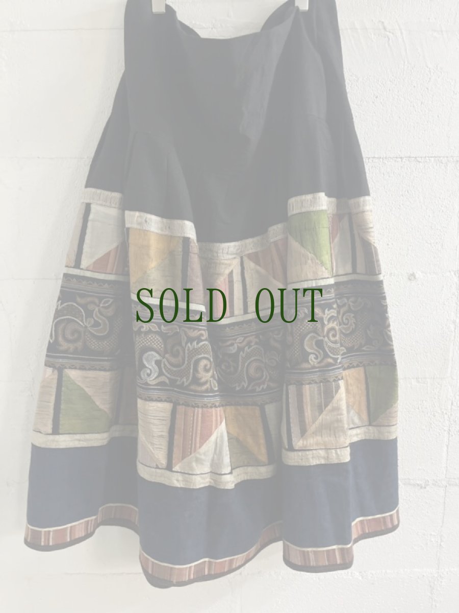 画像4: 雲南省麻栗坡県新寨郷　彝族（イ族）スカート　本藍染・綿麻製・絹糸刺繍（Malipo YI traditional skirt） (4)