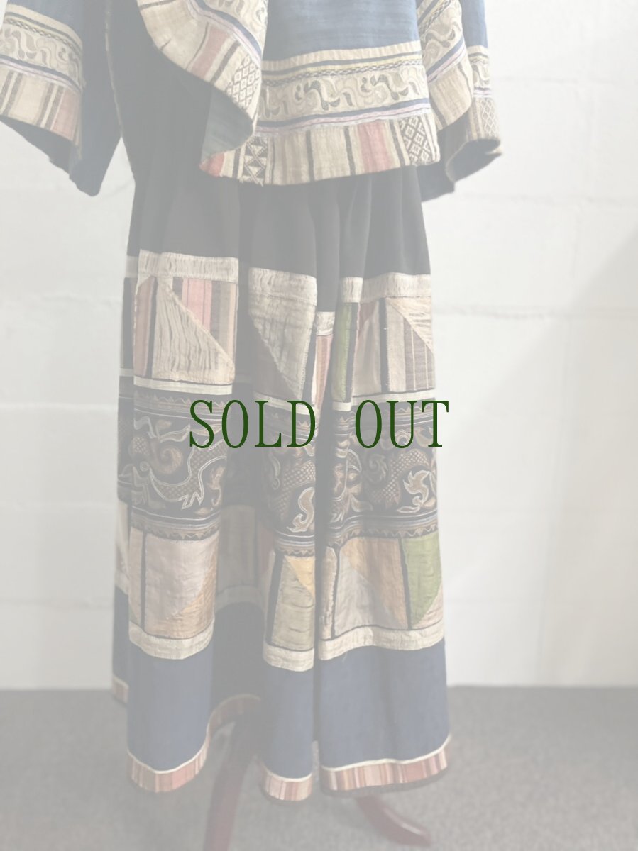 画像6: 雲南省麻栗坡県新寨郷　彝族（イ族）スカート　本藍染・綿麻製・絹糸刺繍（Malipo YI traditional skirt） (6)