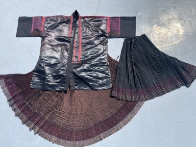画像3: 貴州省黄平苗族(ミャオ族)　プリーツ巻きスカート（野蚕絹・草木染）ビンテージ【シルク】