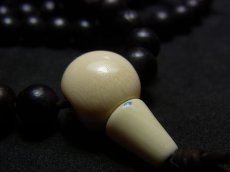 画像9: チベット・老黒木珠と山珊瑚、カウンターの御数珠　( TIbetan old wood beads  mala )　107 玉 (9)