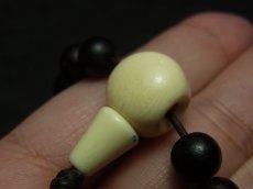 画像10: チベット・老黒木珠と山珊瑚、カウンターの御数珠　( TIbetan old wood beads  mala )　107 玉 (10)
