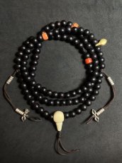 画像1: チベット・老黒木珠と山珊瑚、カウンターの御数珠　( TIbetan old wood beads  mala )　107 玉 (1)