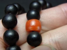 画像5: チベット・老黒木珠と山珊瑚、カウンターの御数珠　( TIbetan old wood beads  mala )　107 玉 (5)