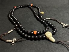 画像2: チベット・老黒木珠と山珊瑚、カウンターの御数珠　( TIbetan old wood beads  mala )　107 玉 (2)