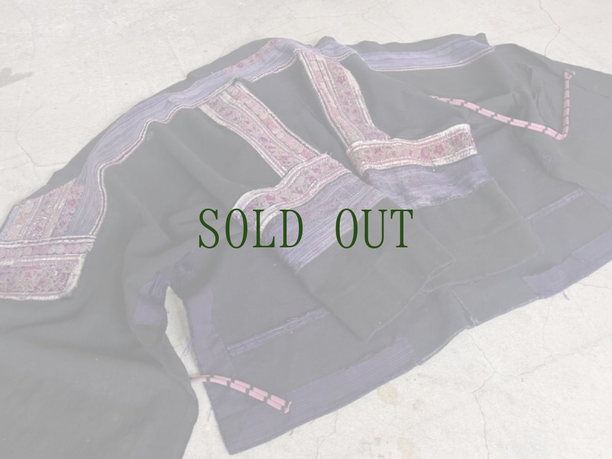 画像2: 貴州省・革一苗族（ge yi miao）木綿藍染・刺繍ジャケット　（アンティーク）老奶奶的衣服 (2)