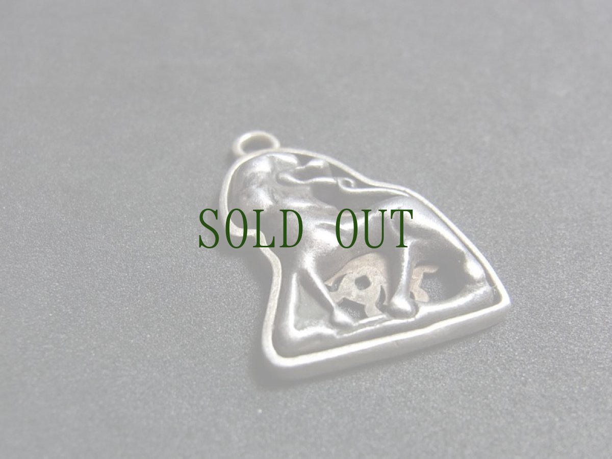 画像2: チベット・聖獣獅子の鉄製トクチャ(天鉄・Thogchags)・純銀製被せ付き・羯磨金剛  (2)