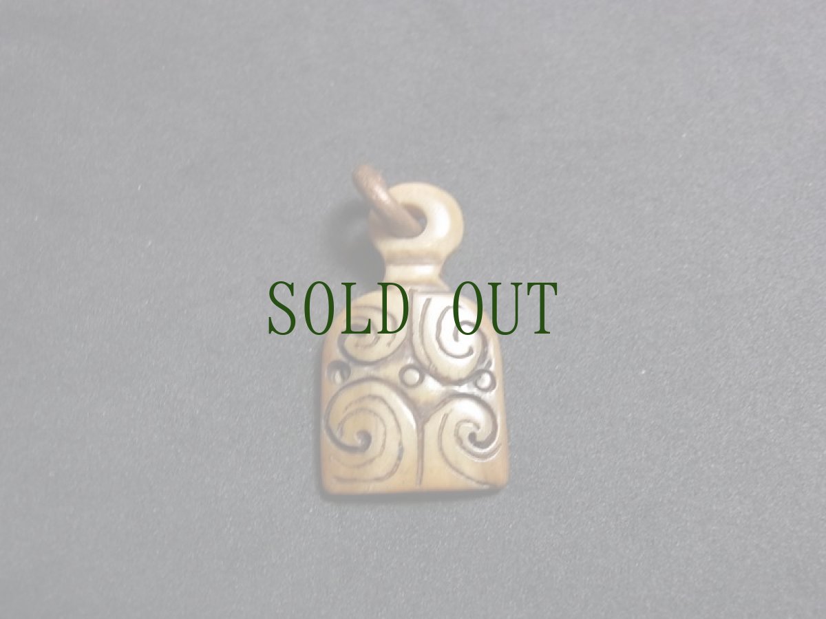 画像2: チベット密教　カンルゥ（རྐང་རུས ）の根付　(tibetan old gangru )　数珠飾り・トライバルデザイン (2)