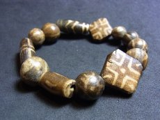 画像1: ミゾラムのパムテックビーズのブレスレット（Old Puntek beads Mizzoram Burma） (1)