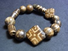画像2: ミゾラムのパムテックビーズのブレスレット（Old Puntek beads Mizzoram Burma） (2)