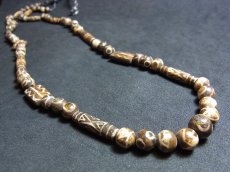 画像2: ミゾラムのパムテックビーズの一連ネックレス（Old Puntek beads Mizzoram Burma） (2)
