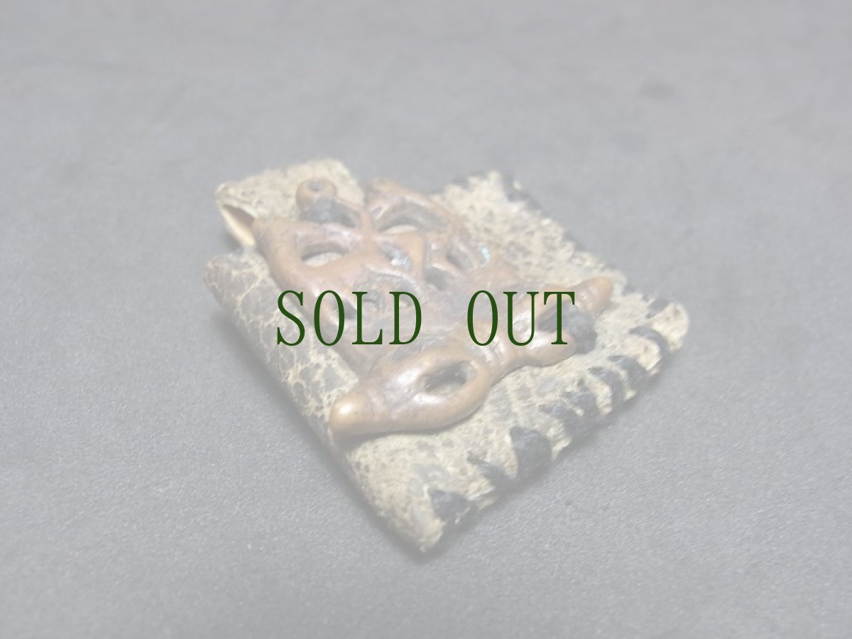 画像2: チベットの護符・双鹿とドルジェのトクチャ と革製ガウ　 (2)