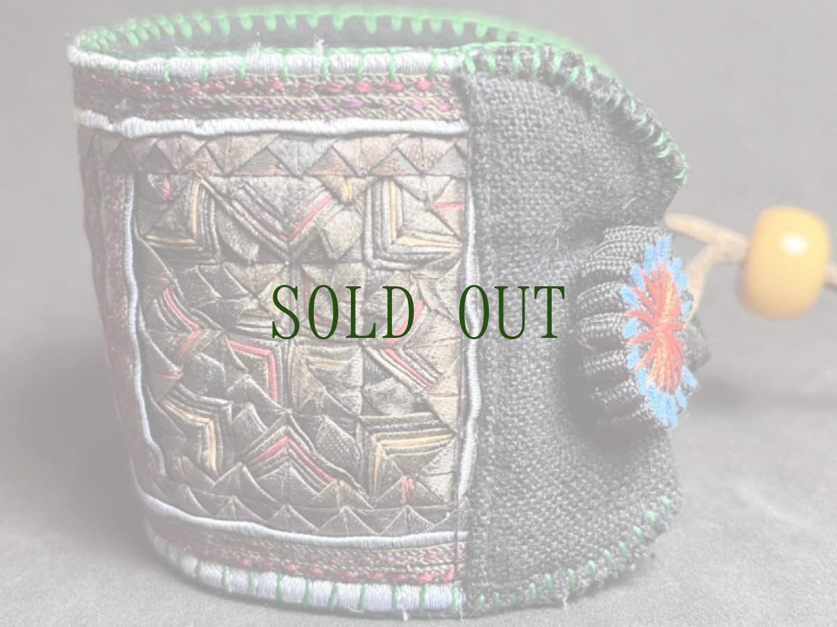 画像3: 貴州省苗族（ミャオ族）の刺繍古裂・布ブレスレット　（Miao old embroidered cloth bracelet） (3)