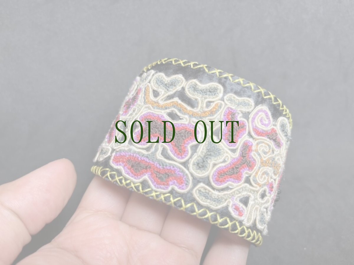 画像6: 貴州省苗族（ミャオ族）の刺繍古裂・布ブレスレット　（Miao old embroidered cloth bracelet） (6)