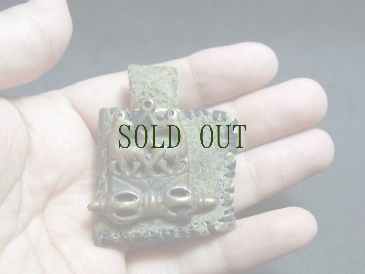 画像7: チベットの護符・双鹿とドルジェのトクチャ と革製ガウ　 (7)