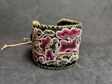 画像1: 貴州省苗族（ミャオ族）の刺繍古裂・布ブレスレット　（Miao old embroidered cloth bracelet） (1)