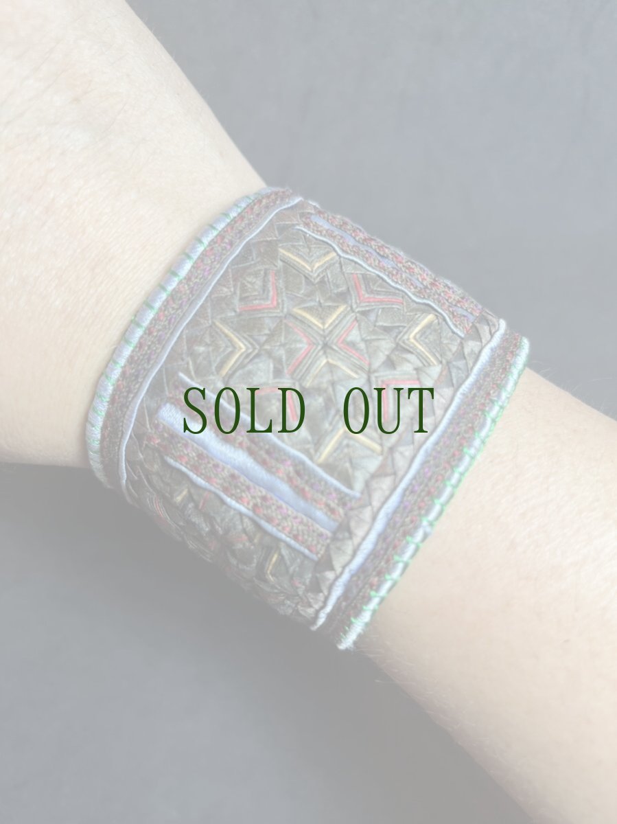 画像7: 貴州省苗族（ミャオ族）の刺繍古裂・布ブレスレット　（Miao old embroidered cloth bracelet） (7)
