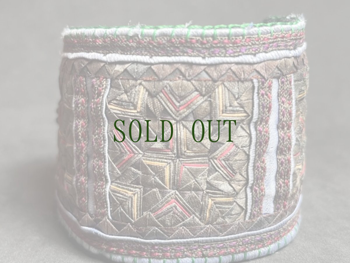 画像2: 貴州省苗族（ミャオ族）の刺繍古裂・布ブレスレット　（Miao old embroidered cloth bracelet） (2)