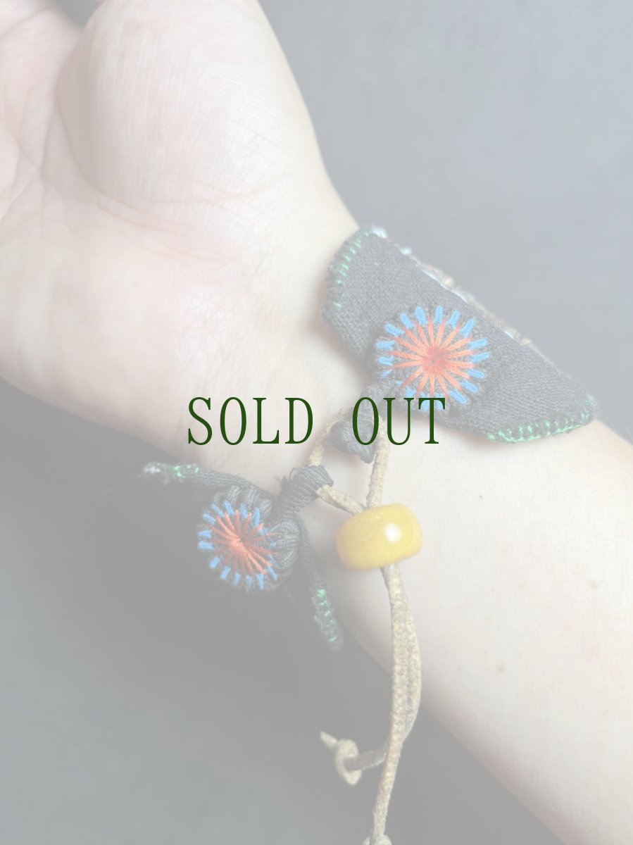 画像8: 貴州省苗族（ミャオ族）の刺繍古裂・布ブレスレット　（Miao old embroidered cloth bracelet） (8)