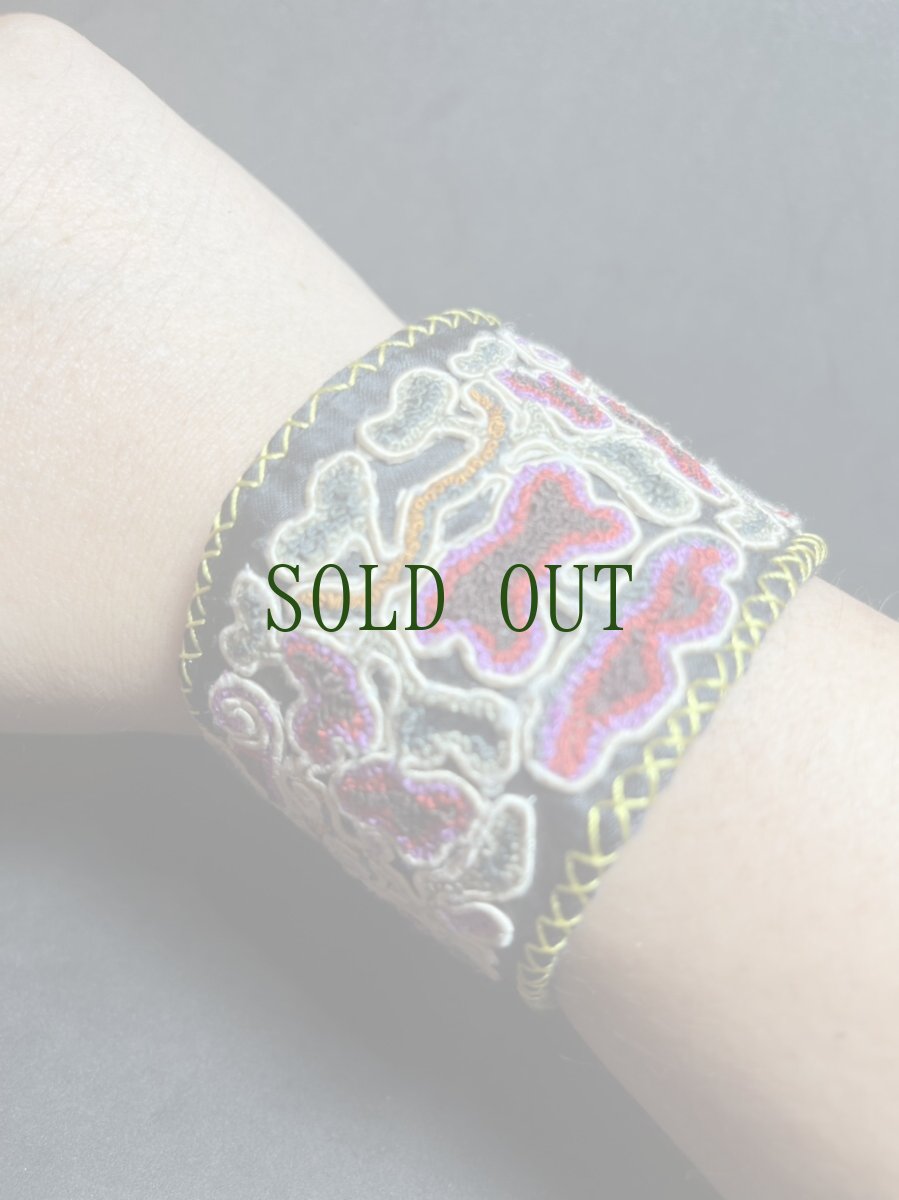 画像7: 貴州省苗族（ミャオ族）の刺繍古裂・布ブレスレット　（Miao old embroidered cloth bracelet） (7)