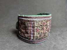 画像1: 貴州省苗族（ミャオ族）の刺繍古裂・布ブレスレット　（Miao old embroidered cloth bracelet） (1)