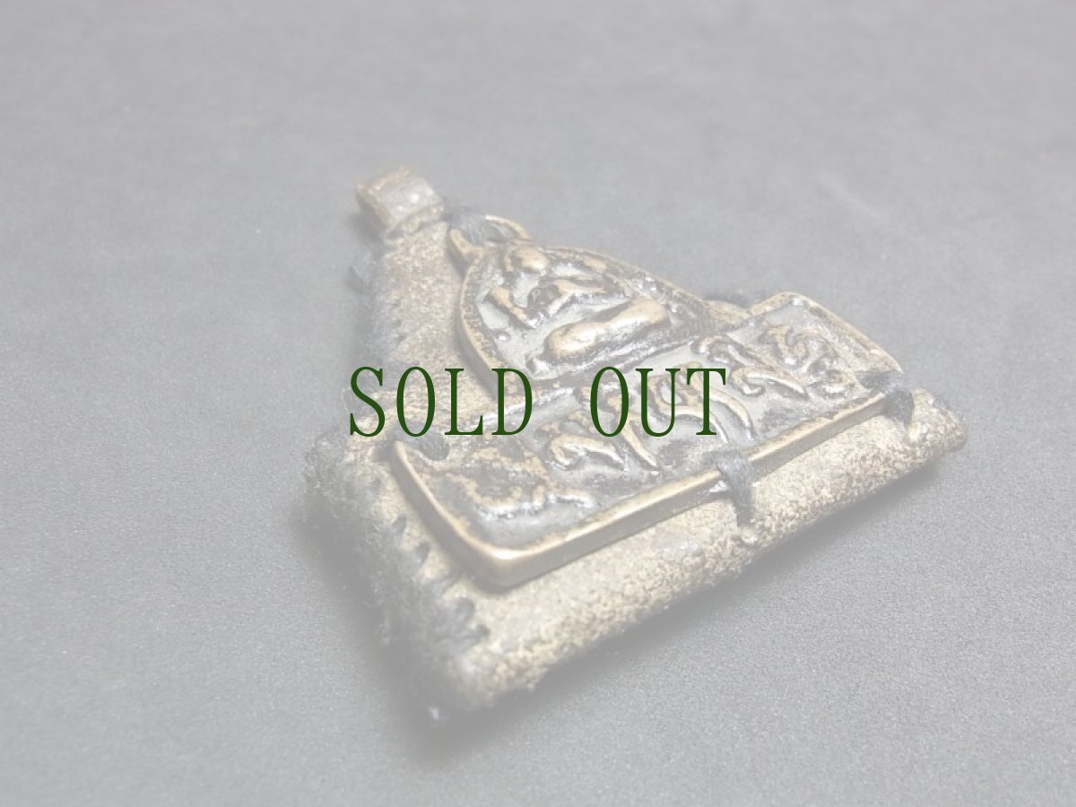 画像2: チベットの護符・四臂観音菩薩（チャンレーシィク・チャクシパ）のトクチャ と革製ガウ　 (2)