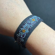 画像9: 貴州省苗族（ミャオ族）の刺繍古裂・布ブレスレット　（Miao old embroidered cloth bracelet） (9)