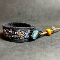 画像3: 貴州省苗族（ミャオ族）の刺繍古裂・布ブレスレット　（Miao old embroidered cloth bracelet） (3)