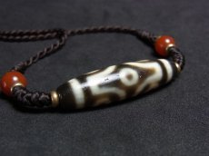 画像1: ジービーズ(Tibetan dzi beads)十字六眼（6アイ）とペマラカの首飾り (1)