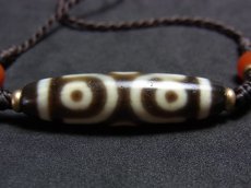 画像4: ジービーズ(Tibetan dzi beads)十字六眼（6アイ）とペマラカの首飾り (4)