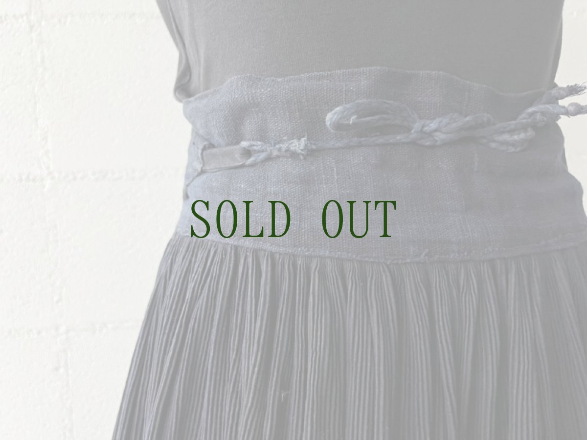 画像8: 貴州侗族(トン)　藍染・亮布　プリーツ巻きスカート　(泥藍・牛革・紅豆染色) (8)