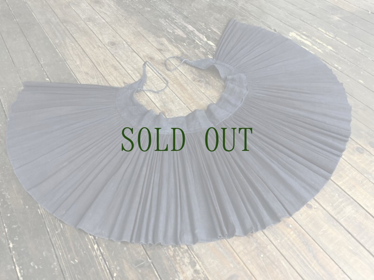 画像2: 貴州侗族(トン)　藍染・亮布　プリーツ巻きスカート　(泥藍・牛革・紅豆染色) (2)