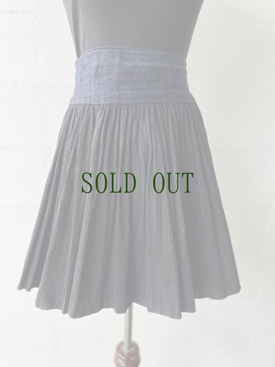 画像4: 貴州侗族(トン)　藍染・亮布　プリーツ巻きスカート　(泥藍・牛革・紅豆染色) (4)