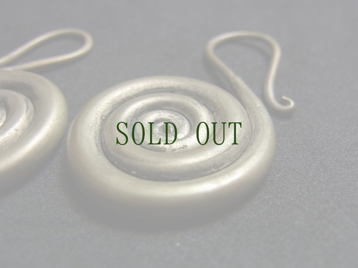 画像3: 貴州苗族(ミャオ族)の苗銀製トライバルピアス 渦巻  (ビンテージ) (3)