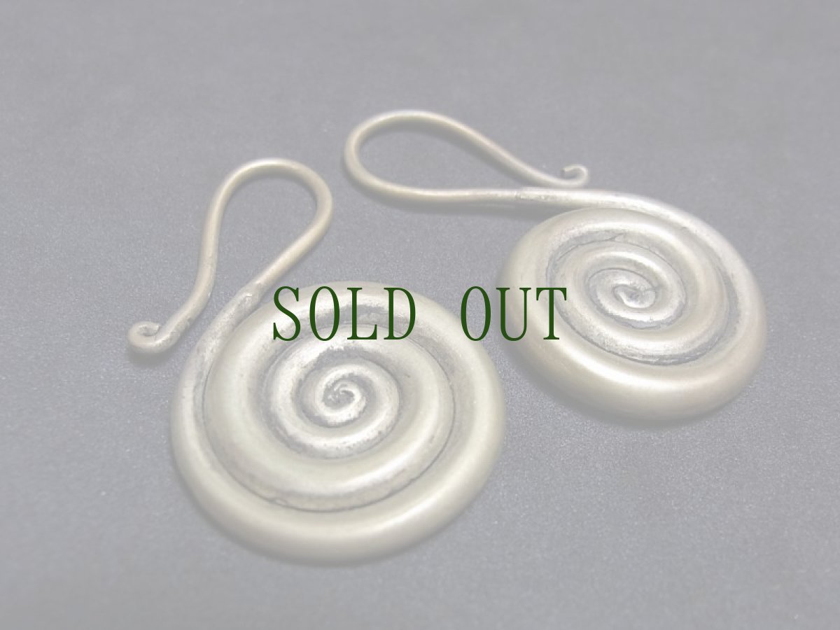 画像2: 貴州苗族(ミャオ族)の苗銀製トライバルピアス 渦巻  (ビンテージ) (2)