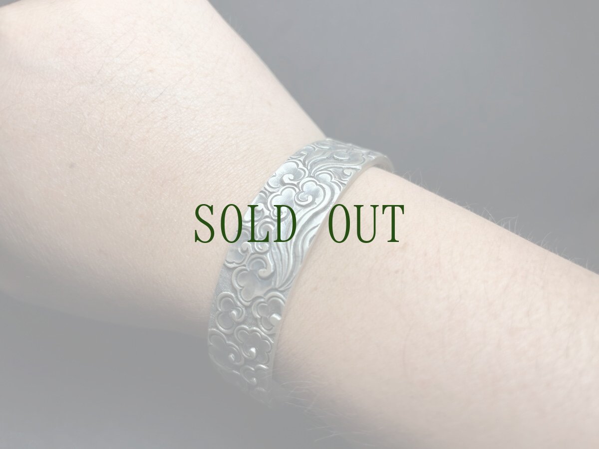 画像12: 純銀製・総手打ち手彫り一点ものバングル【貴州省苗族（ミャオ族）】78g　年代物 (12)