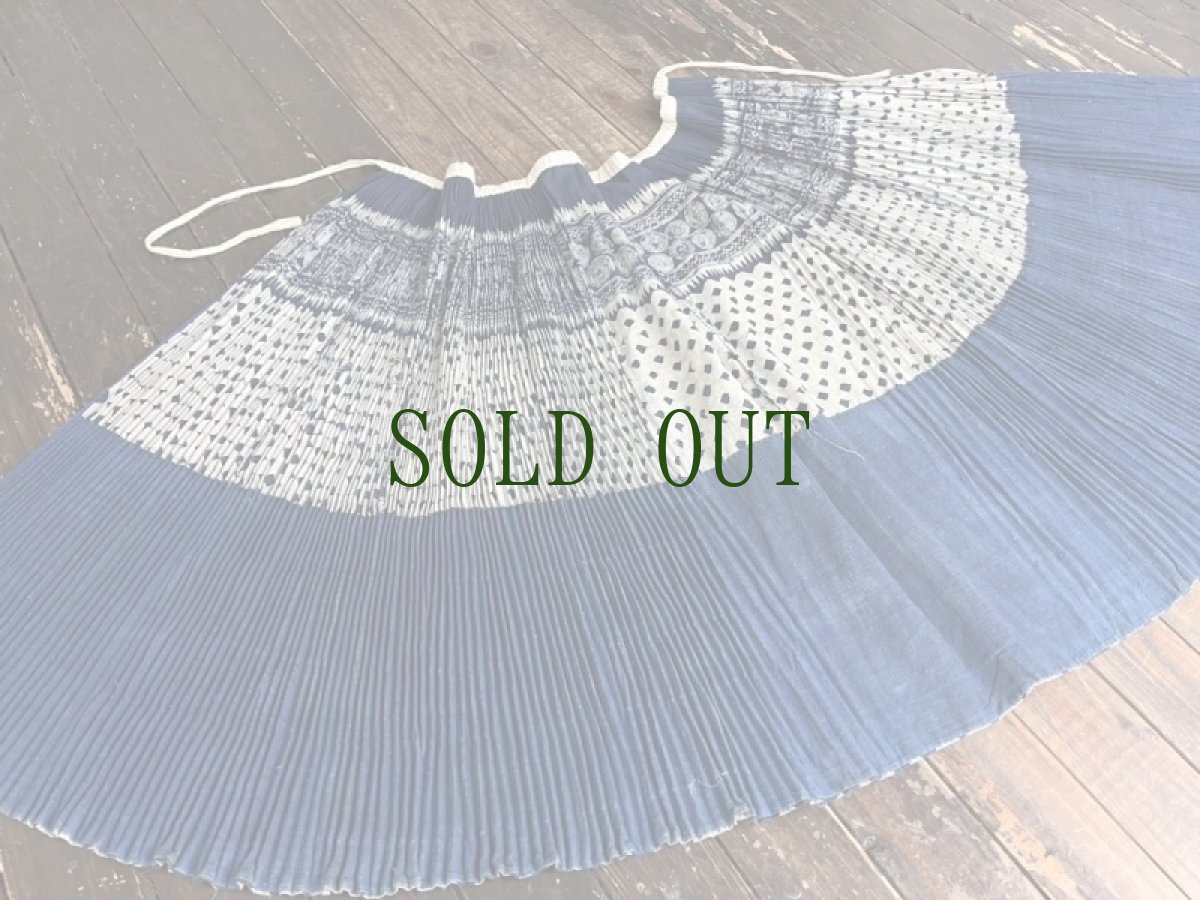 画像4: 貴州省　 布依族（プイ族）　ろうけつ・本藍染　巻きスカート(リバーシブル)　ヴィンテージ　（丈約80cm） (4)