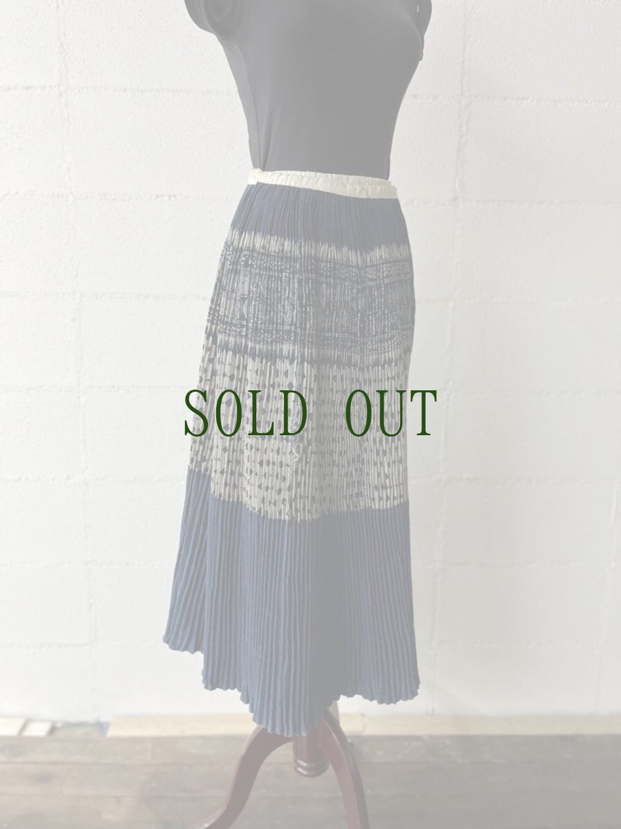 画像9: 貴州省　 布依族（プイ族）　ろうけつ・本藍染　巻きスカート(リバーシブル)　ヴィンテージ　（丈約80cm） (9)