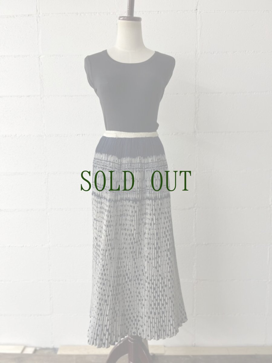 画像7: 貴州省　 布依族（プイ族）　ろうけつ・本藍染　巻きスカート(リバーシブル)　ヴィンテージ　（丈約80cm） (7)