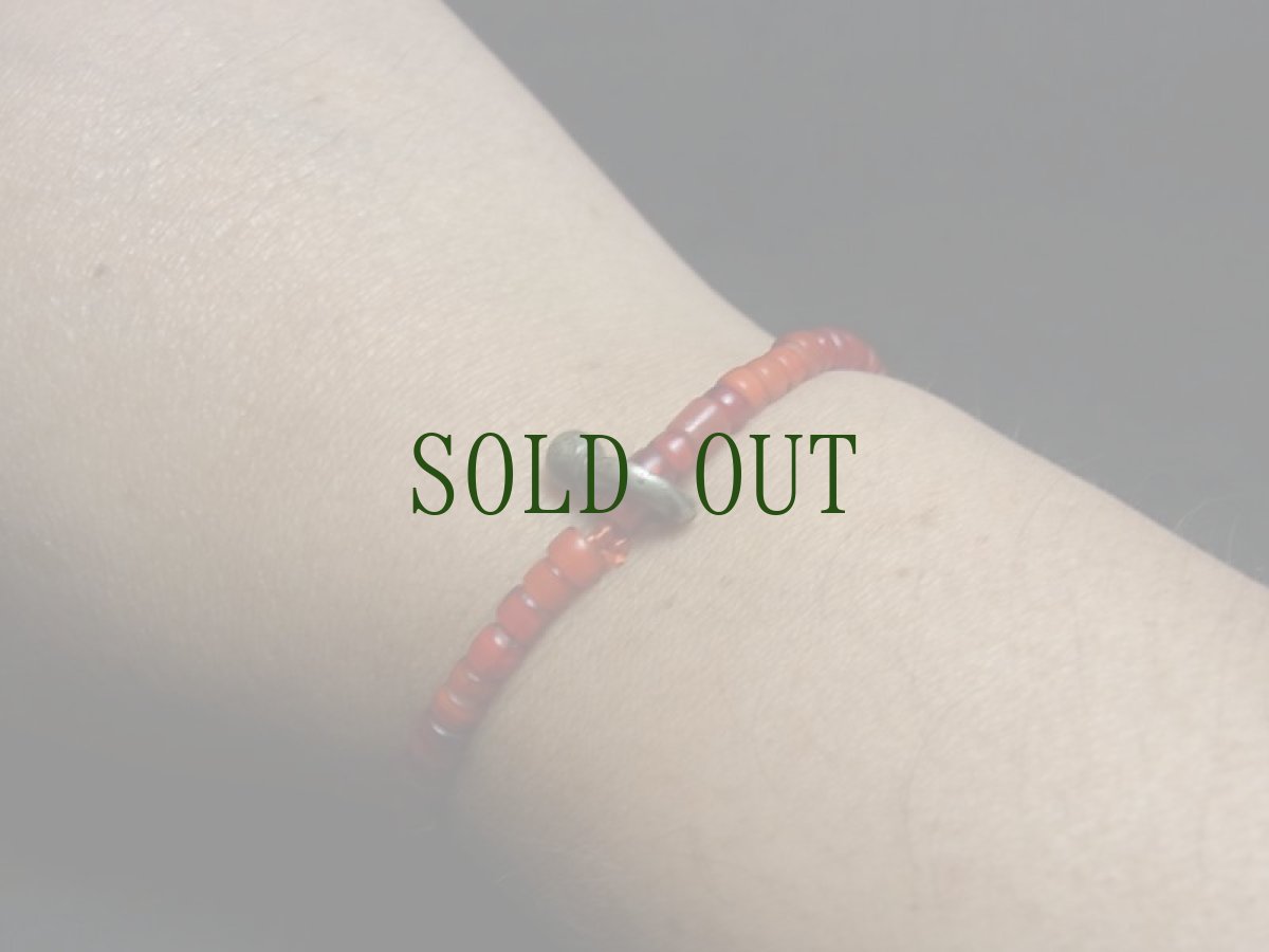 画像7: コンド族　オールドブラスビーズ（チン族渡り）とヴェネツィアホワイトハート（Old Venetian glass beads）のブレスレット (7)