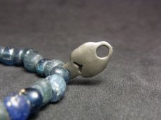 画像3: 古代ペルシャ（古代ローマン）瑠璃珠（とんぼ玉）とチベットの数珠飾り（アンティーク）のブレスレット　 (3)