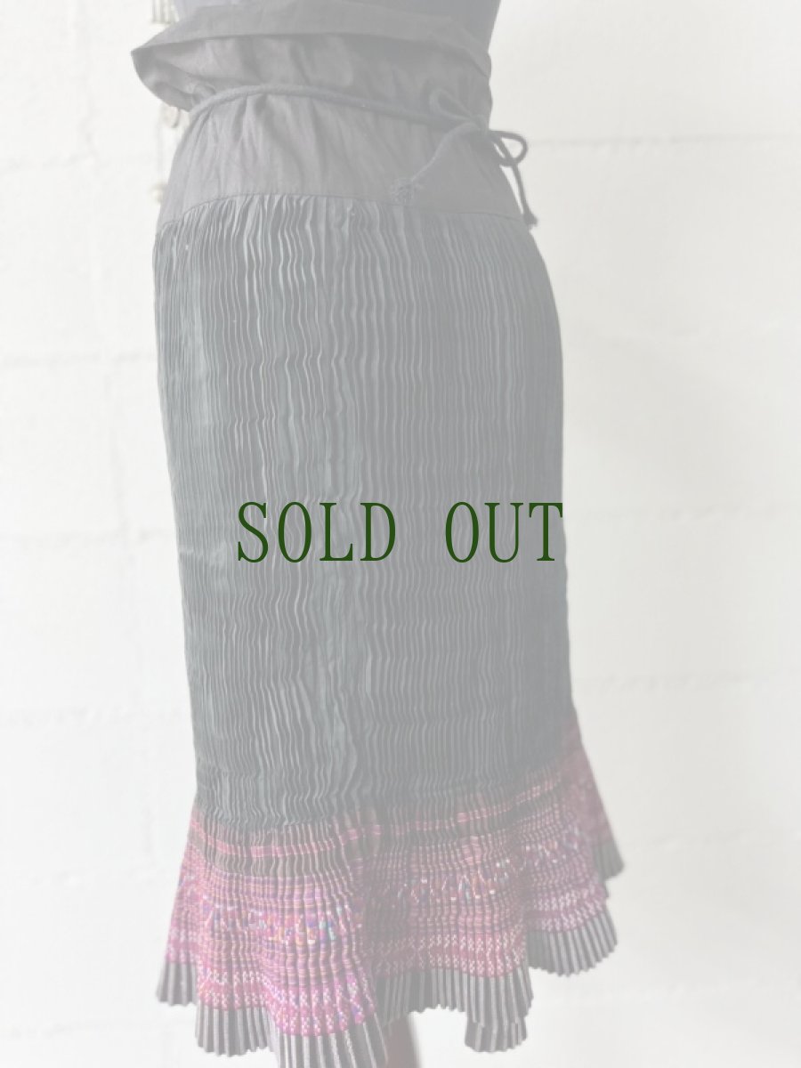 画像12: 貴州省黄平苗族(ミャオ族)　プリーツ巻きスカート（野蚕絹・草木染）ビンテージ【シルク】 (12)