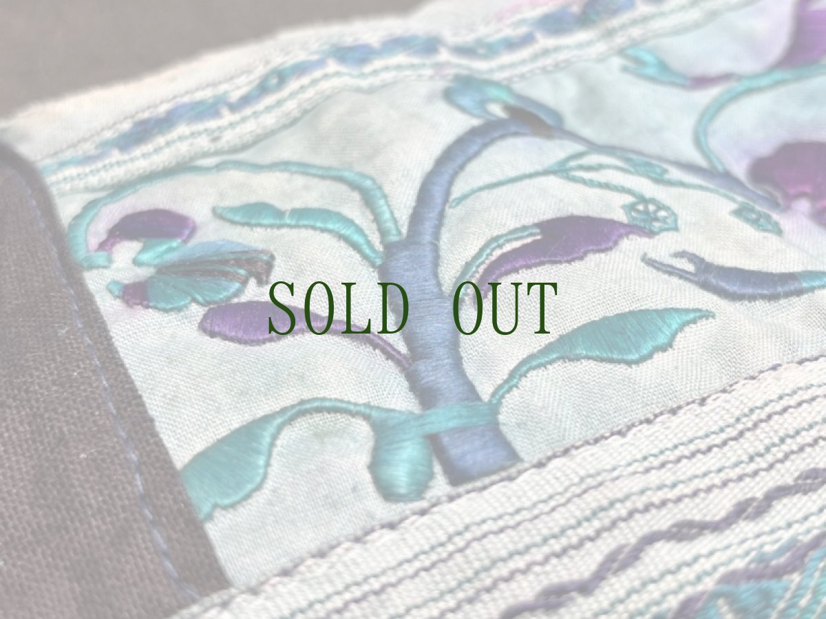 画像4: 貴州省　侗族（トン族）の刺繍古裂 old embroidery of  Dong 肚兜(duodou) (4)